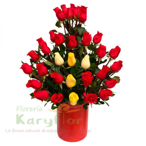 Arreglo floral con 40 rosas, colores a requerimiento del cliente. Pueden adicionarles chocolates ingresando a la opción