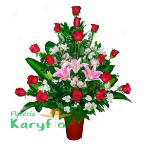 Delicado arreglo floral compuesto por rosas importadas, claveles, lilium, fino follaje en florero de cerámica. Incluye tarjeta dedicatoria