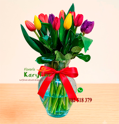 florero con tulipanes